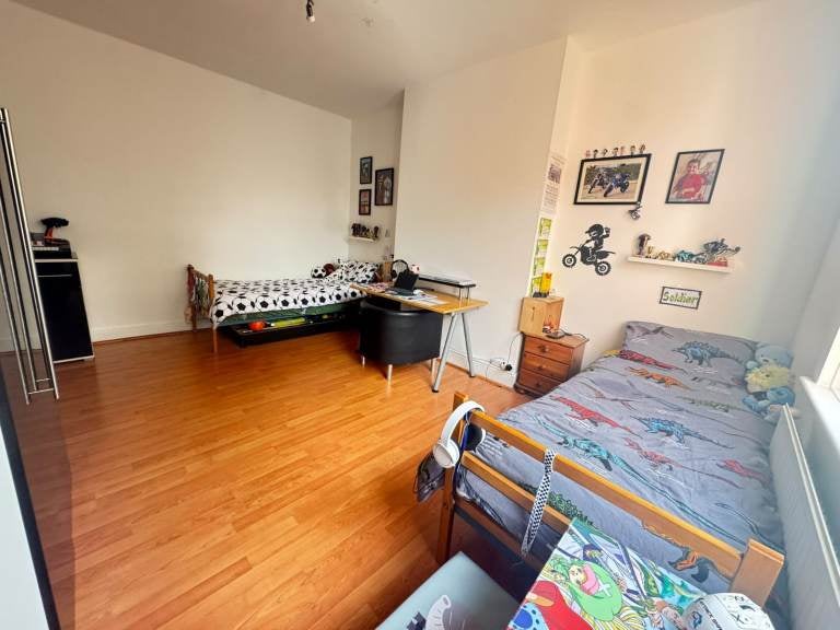 Flat Greenhill Road in Greater London