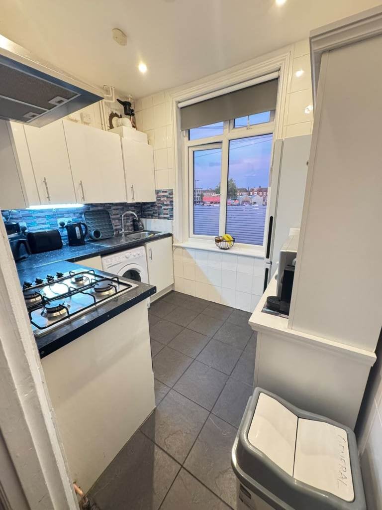 Flat Greenhill Road in Greater London
