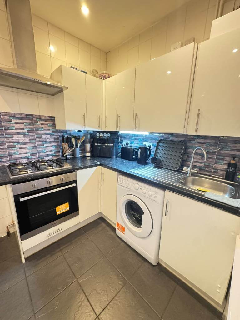 Flat Greenhill Road in Greater London