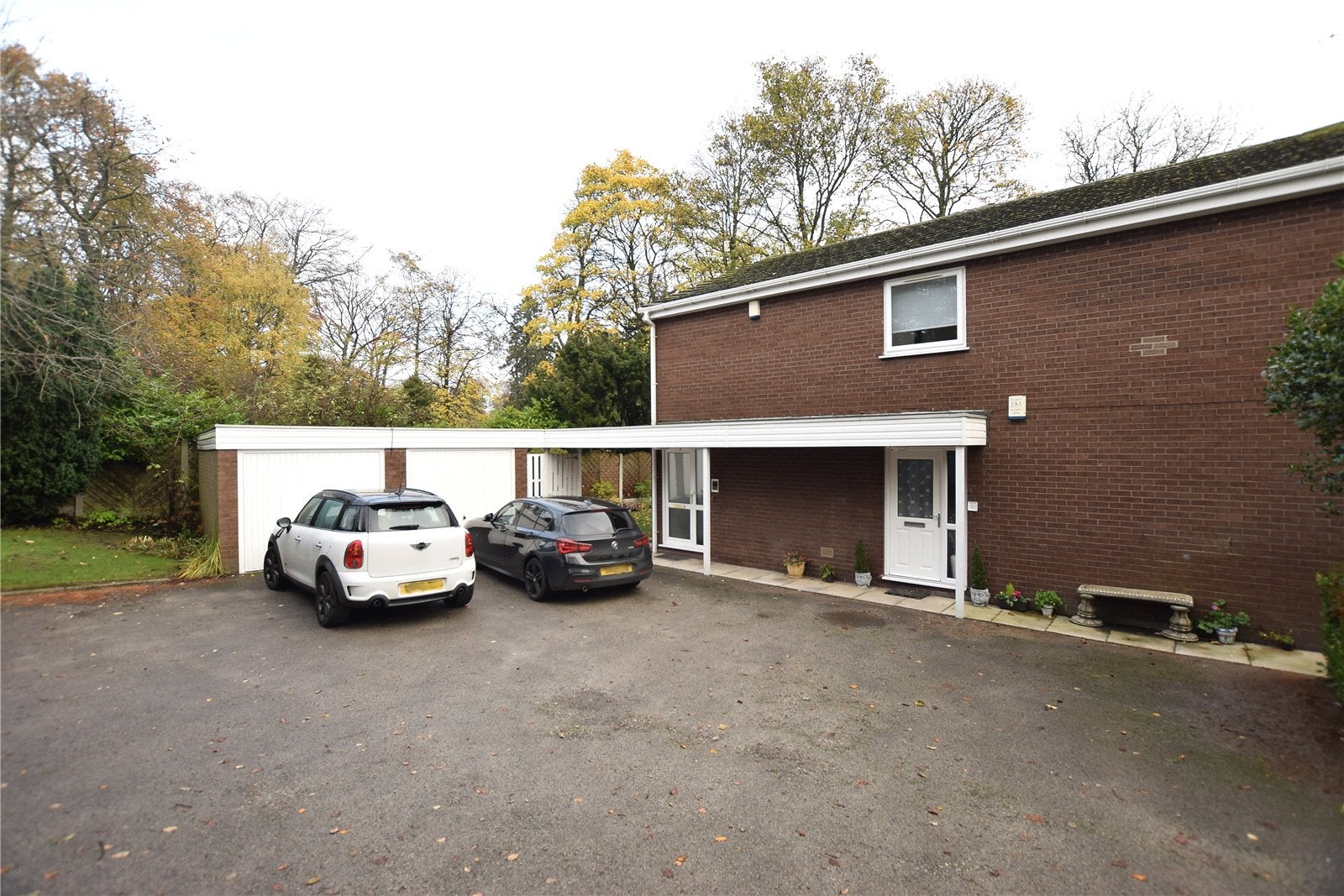 Flat Hollycroft Court in Leeds