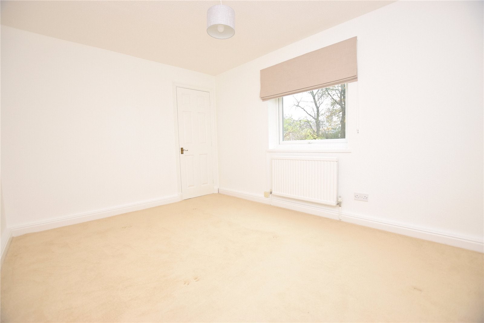 Flat Hollycroft Court in Leeds