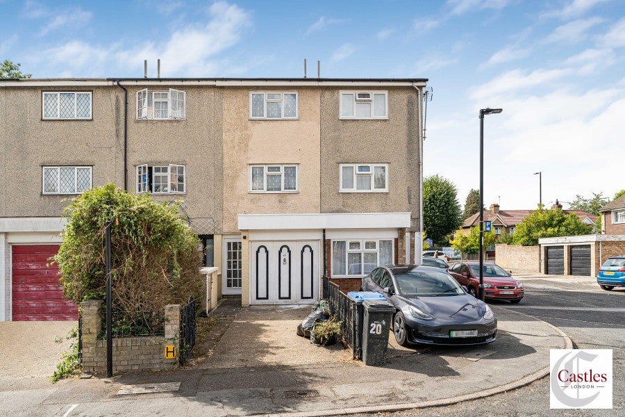 House Hydethorpe Avenue in Greater London