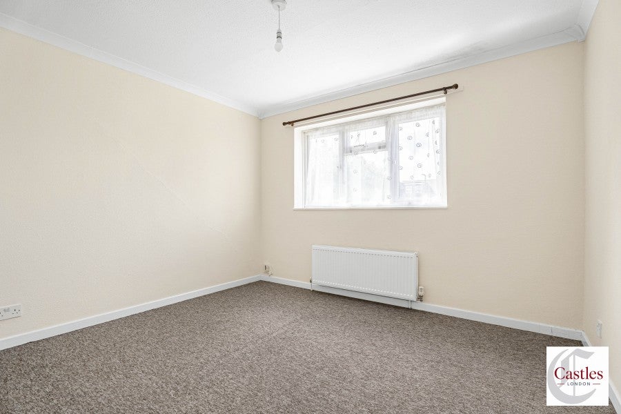 House Hydethorpe Avenue in Greater London