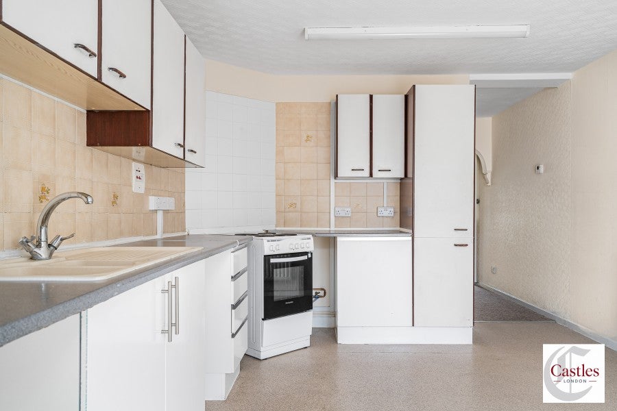 House Hydethorpe Avenue in Greater London