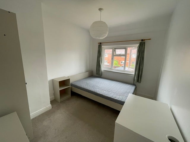 Room Chedworth Road in Bristol