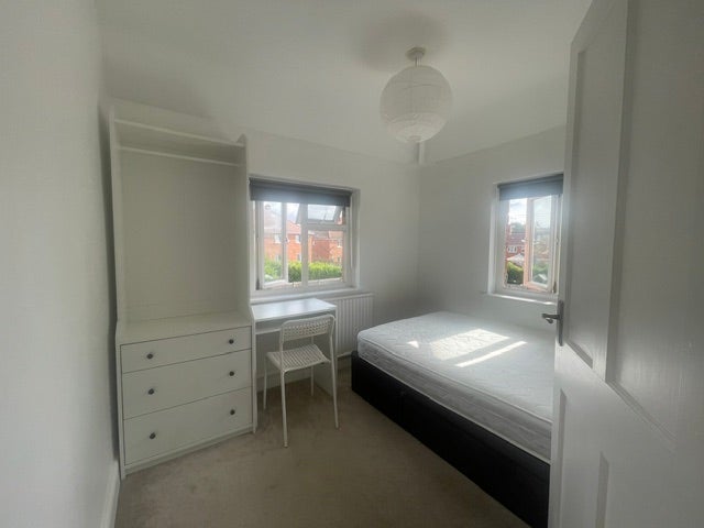 Room Chedworth Road in Bristol