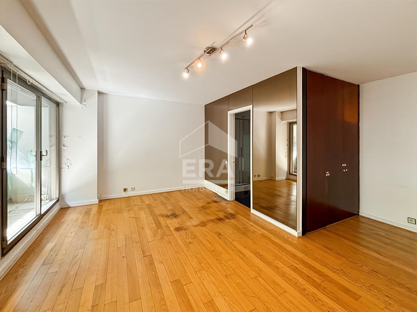 Flat Avenue Foch in Paris