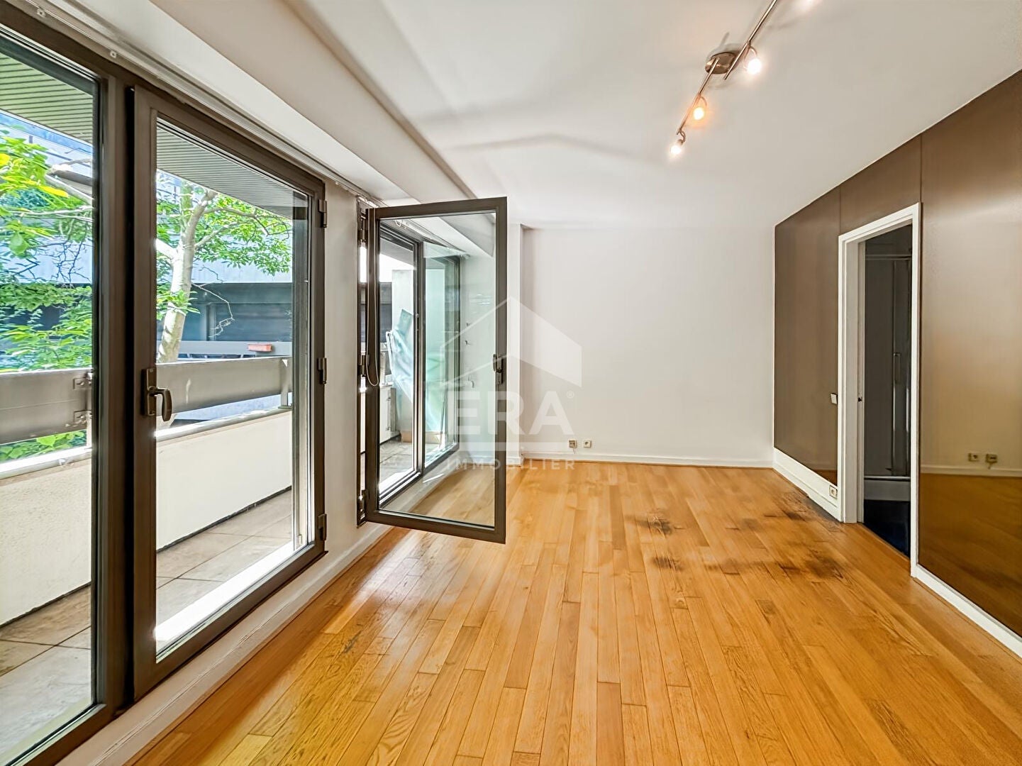Flat Avenue Foch in Paris