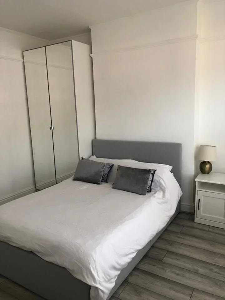 Room Dolphin Road in Slough