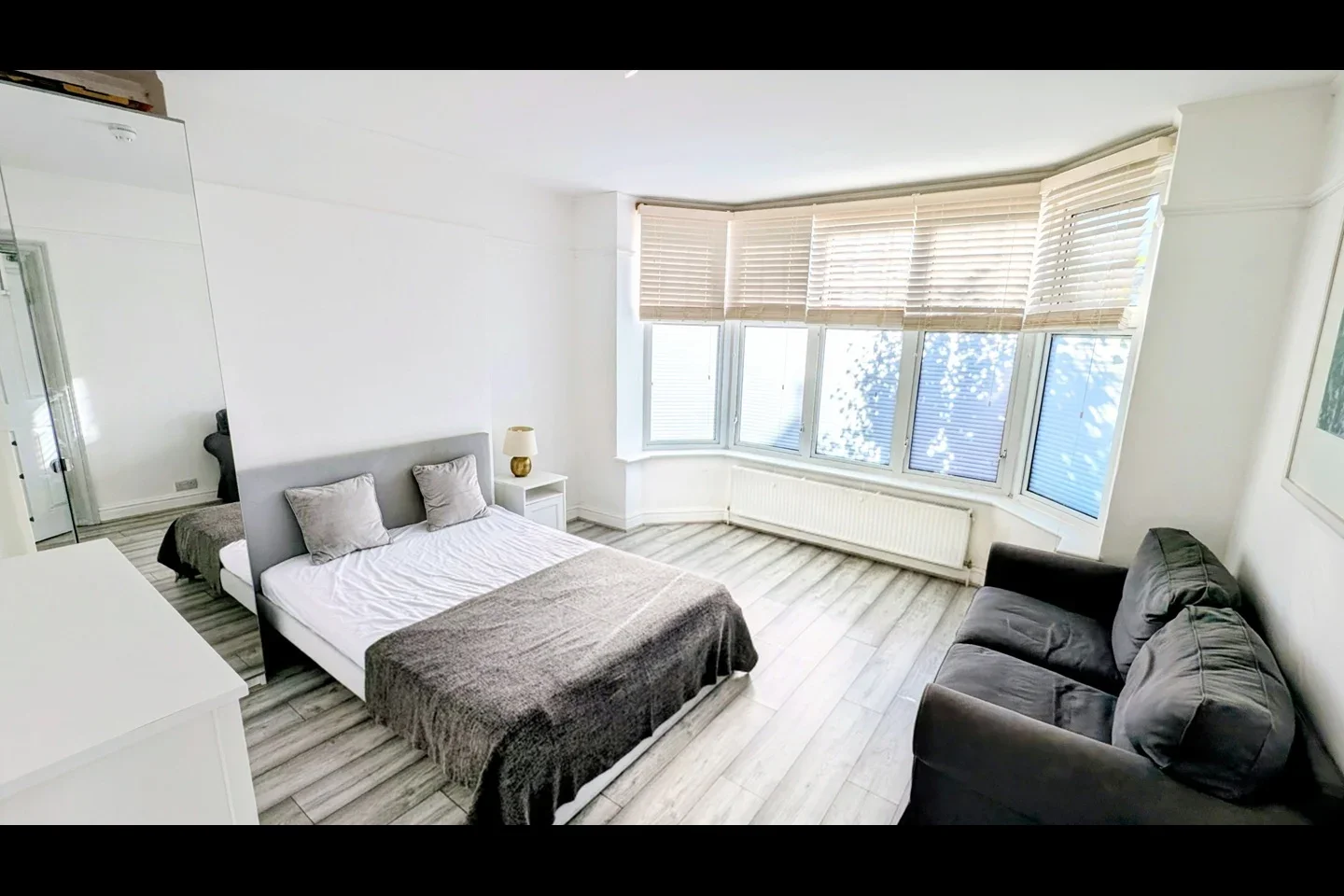 Room Dolphin Road in Slough