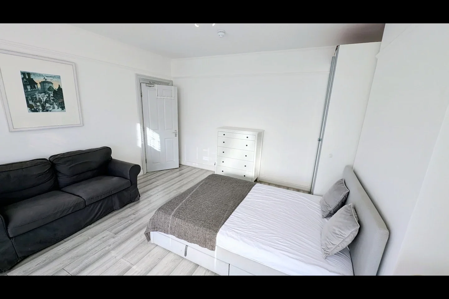 Room Dolphin Road in Slough