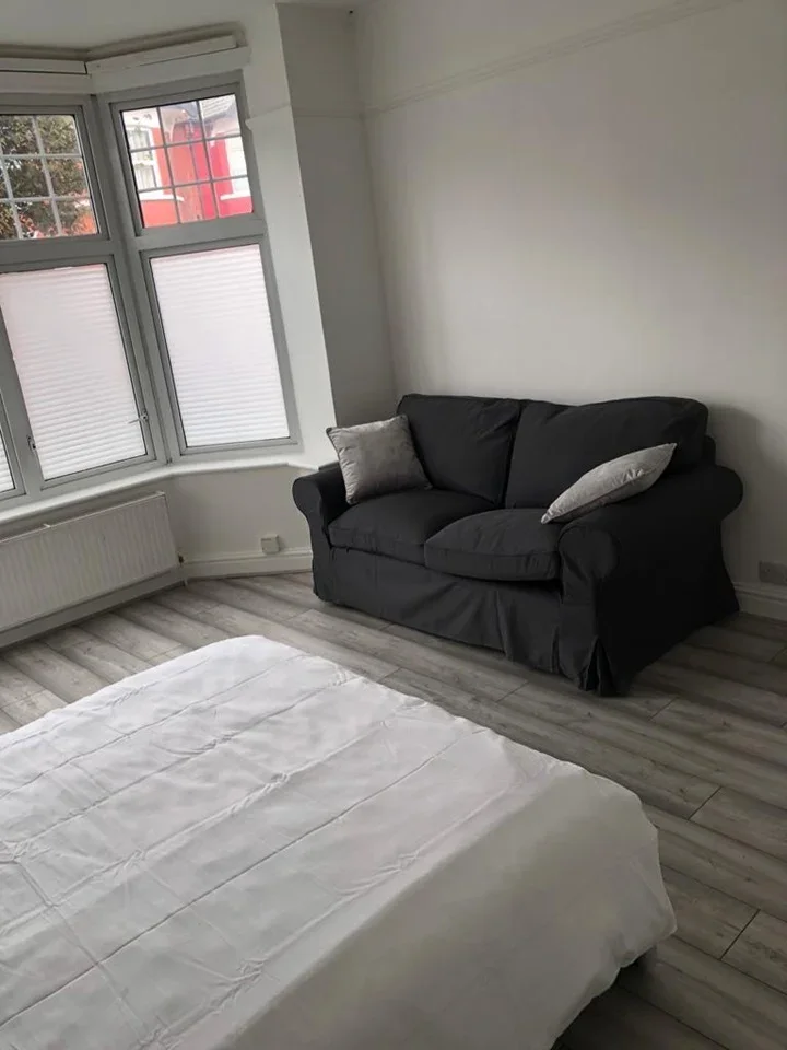 Room Dolphin Road in Slough