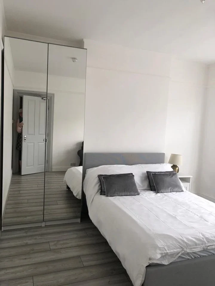 Room Dolphin Road in Slough