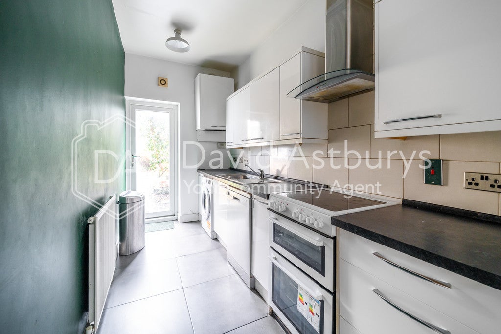 Flat Fairfield Road in Greater London