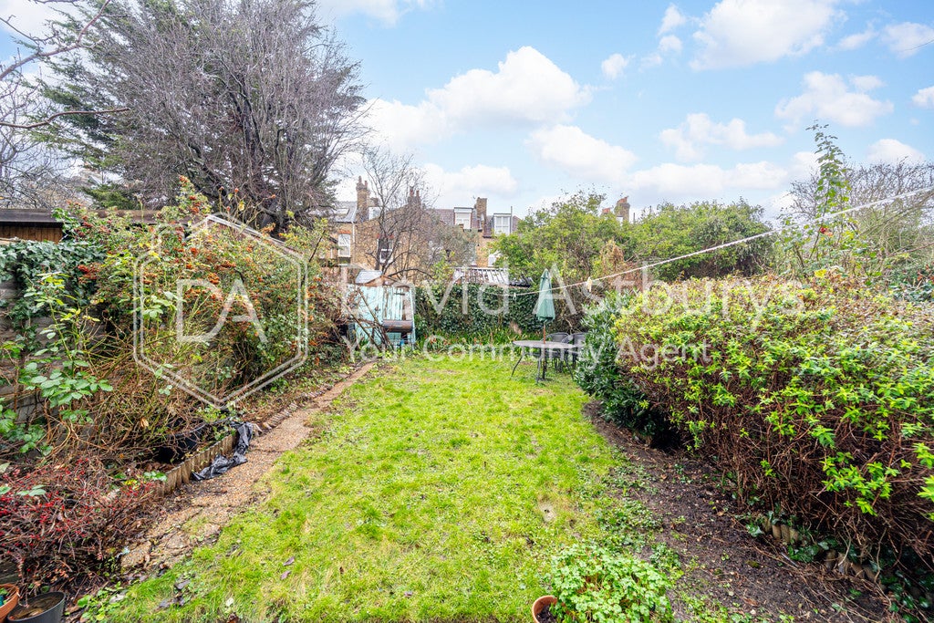 Flat Fairfield Road in Greater London