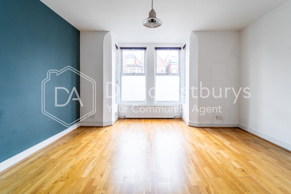 Flat Fairfield Road in Greater London