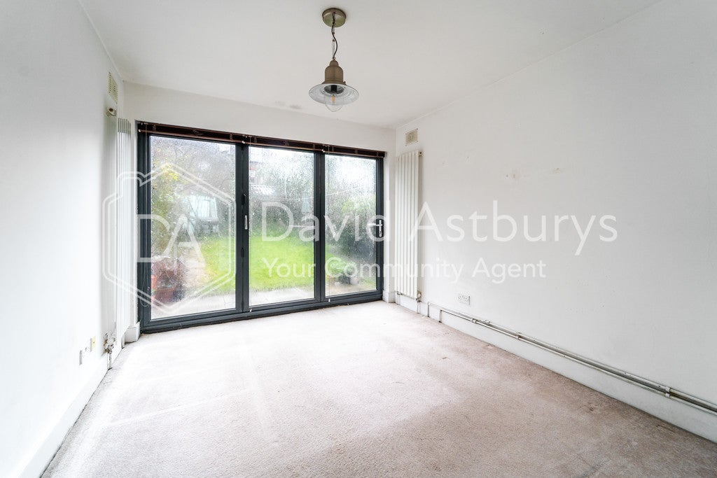 Flat Fairfield Road in Greater London