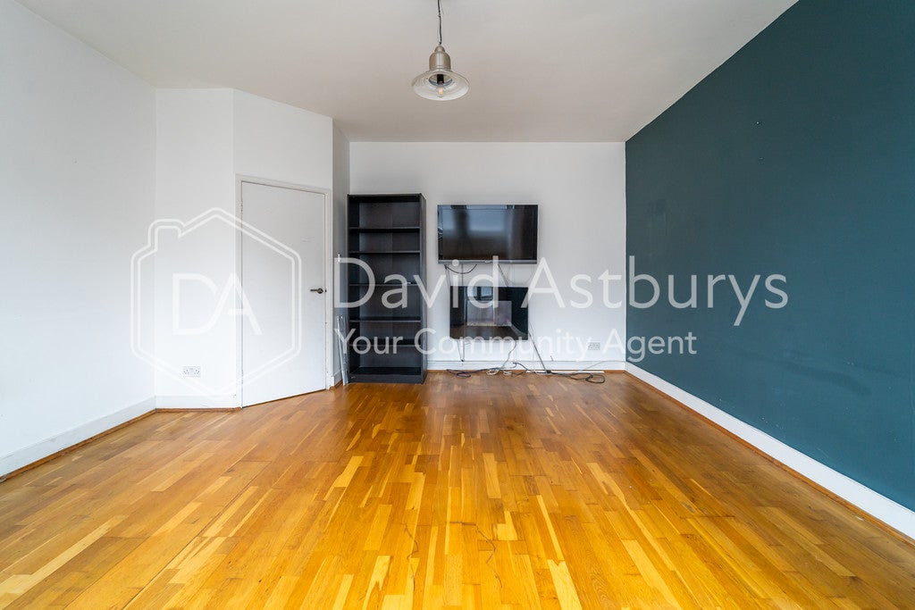 Flat Fairfield Road in Greater London