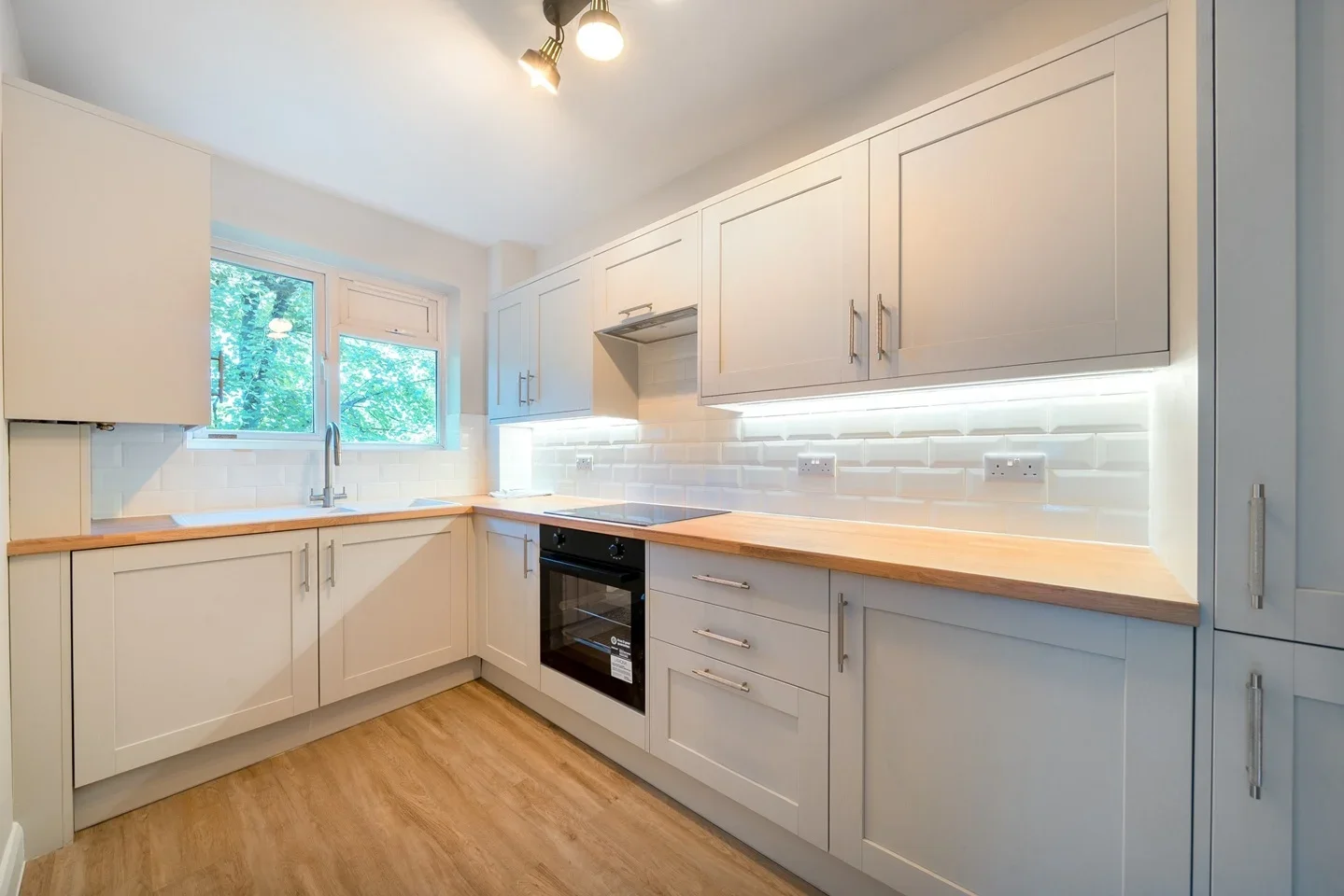 Flat Wells Park Road in Greater London