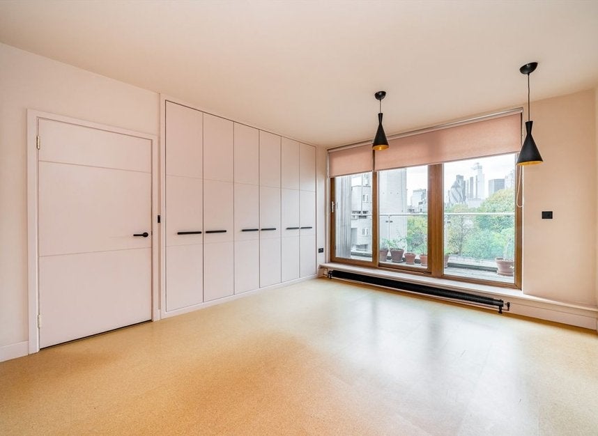Flat Vallance Road in Greater London