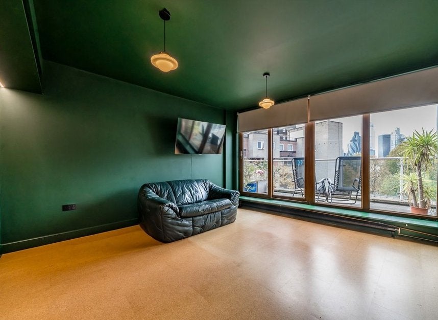 Flat Vallance Road in Greater London