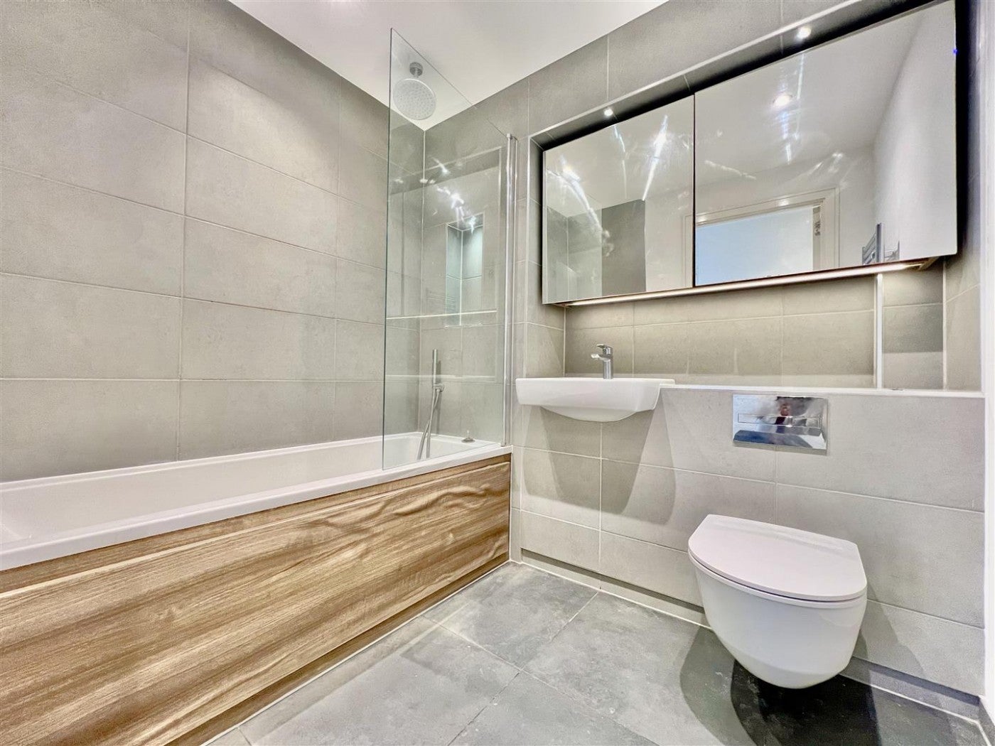 Flat Healum Avenue in Greater London