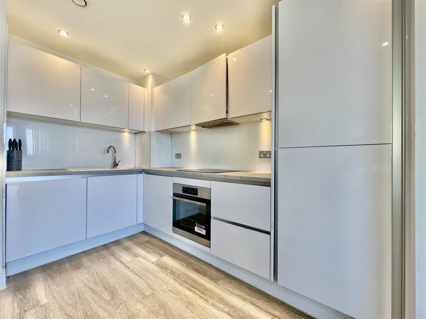 Flat Healum Avenue in Greater London