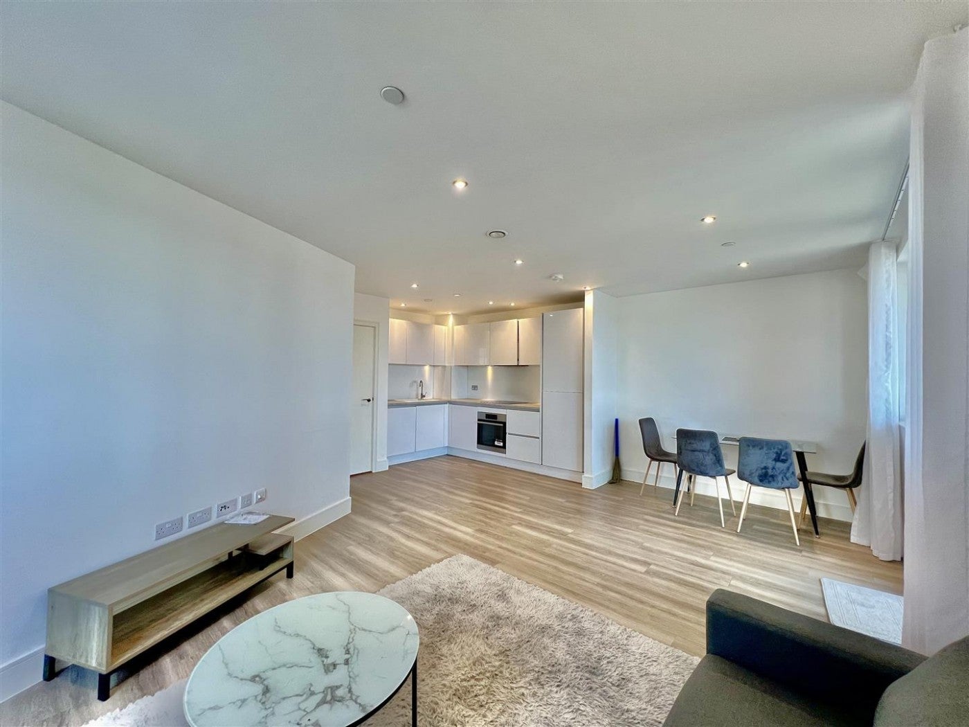 Flat Healum Avenue in Greater London