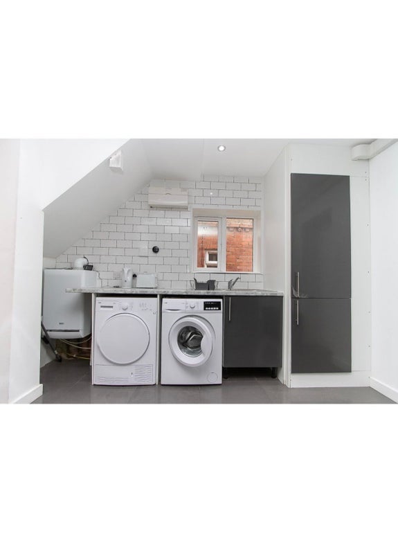Room Gerard Avenue in Coventry