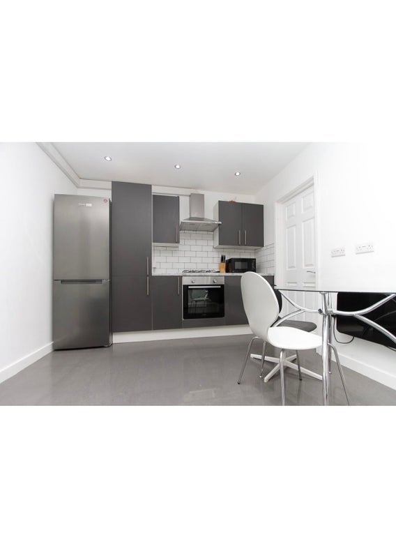 Room Gerard Avenue in Coventry