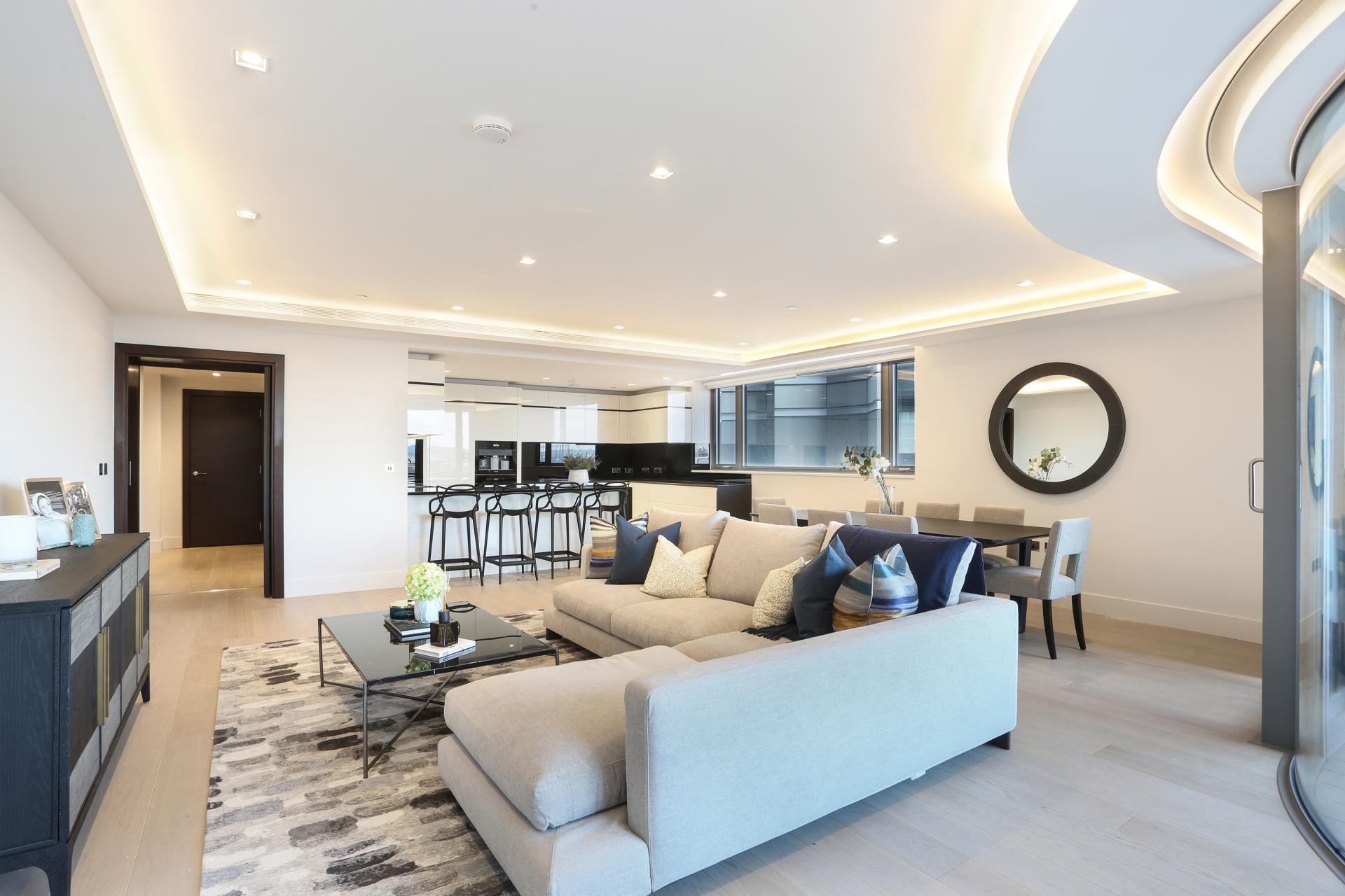 Flat Albert Embankment in Greater London