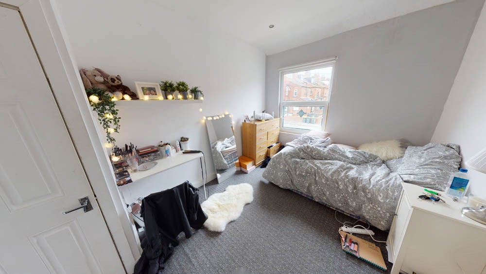 Flat Kirkstall Lane in Leeds