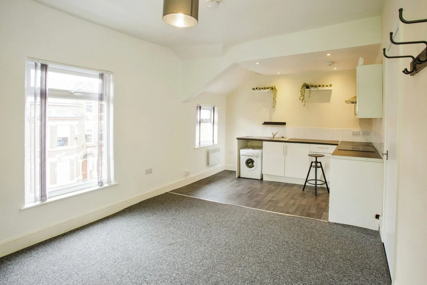 Flat Woodfield Road in Manchester