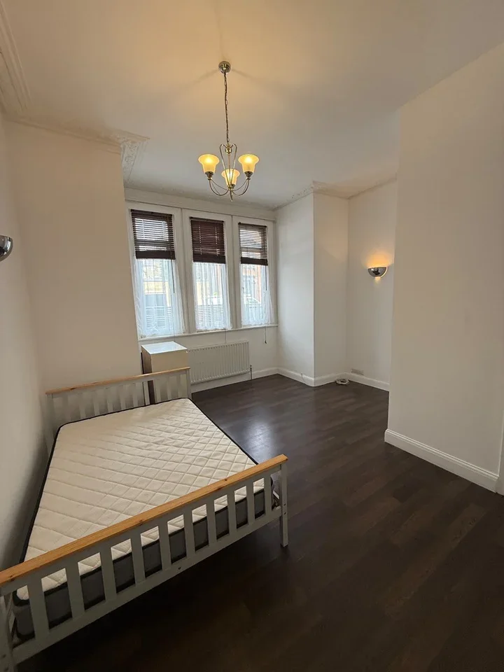 Flat Greyhound Lane in Greater London