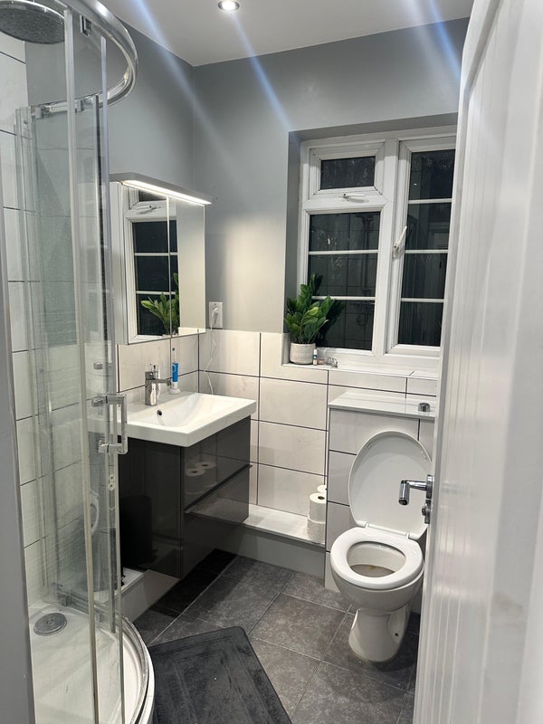Room Rodenhurst Road in Greater London