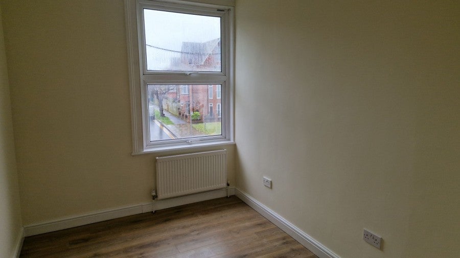 Flat Stonegrove Gardens in Greater London