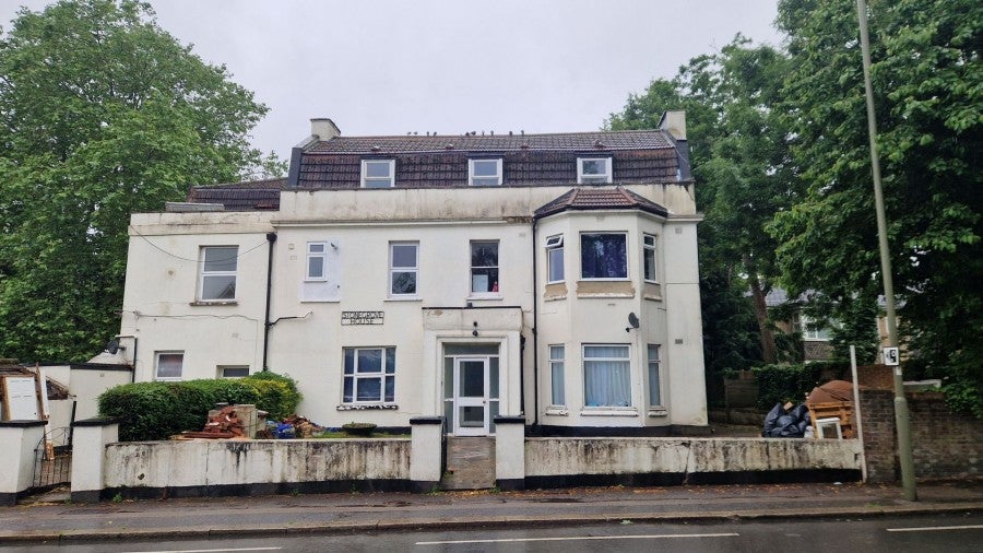 Flat Stonegrove Gardens in Greater London