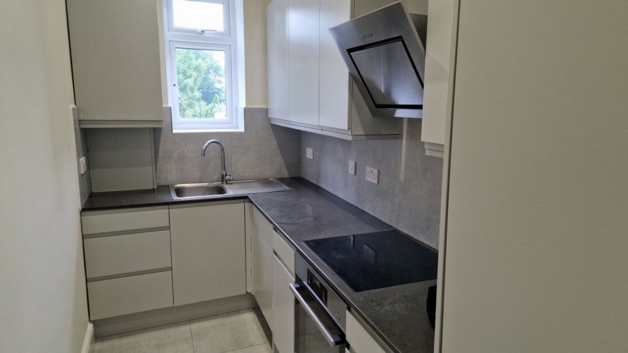 Flat Stonegrove Gardens in Greater London