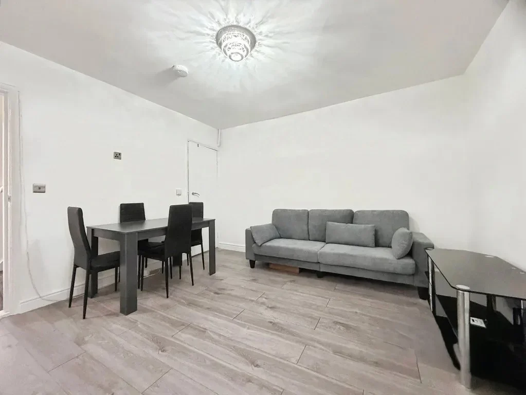 Room Hughenden Road in High Wycombe