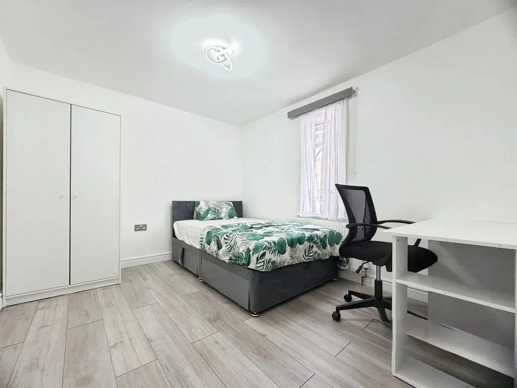 Room Hughenden Road in High Wycombe