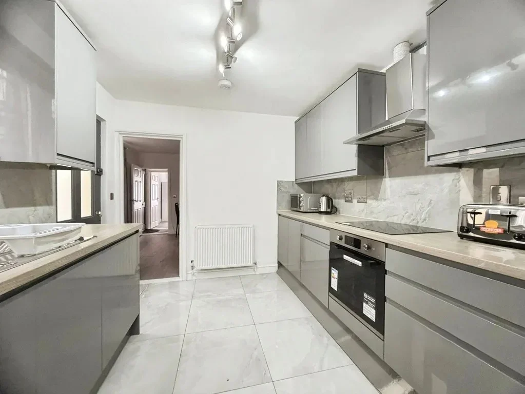 Room Hughenden Road in High Wycombe