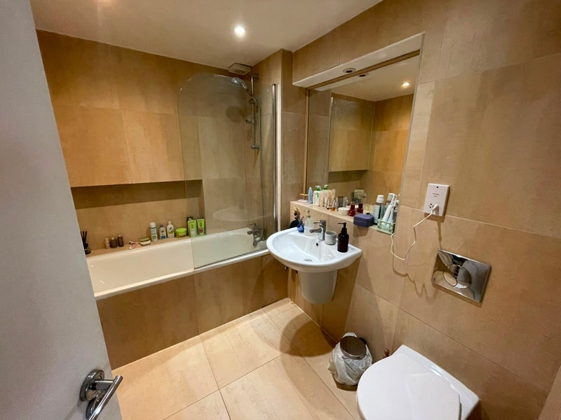 Room Hanley Road in Greater London