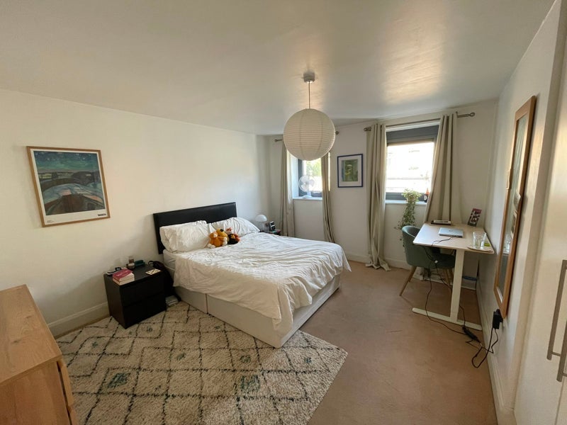 Room Hanley Road in Greater London