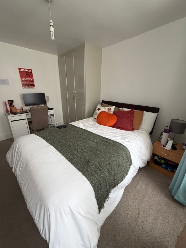 Room Germander Way in Greater London