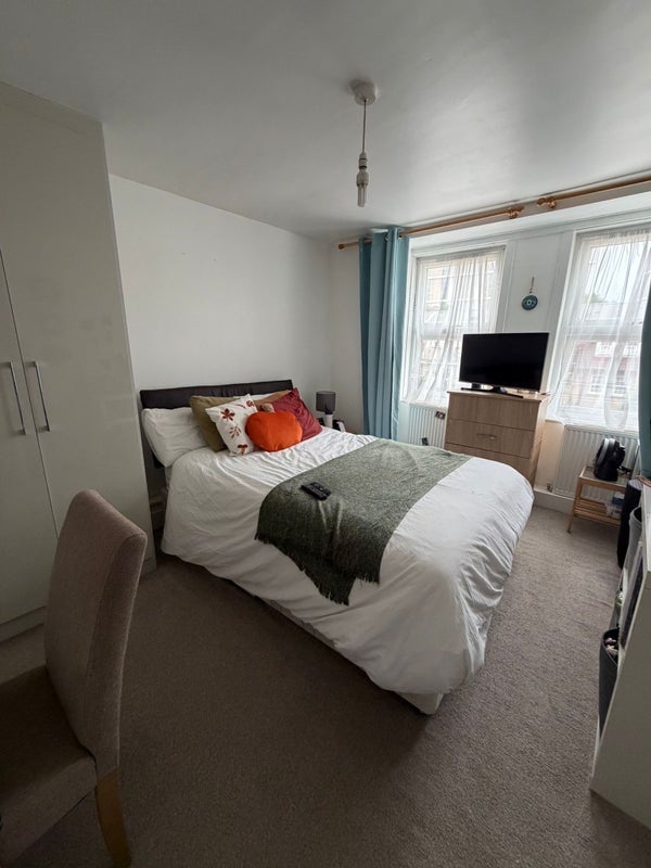 Room Germander Way in Greater London