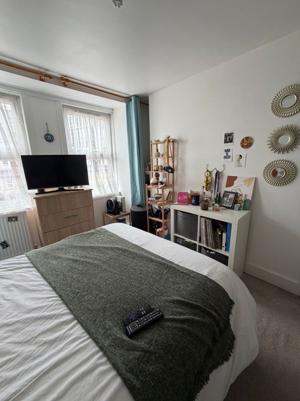 Room Germander Way in Greater London