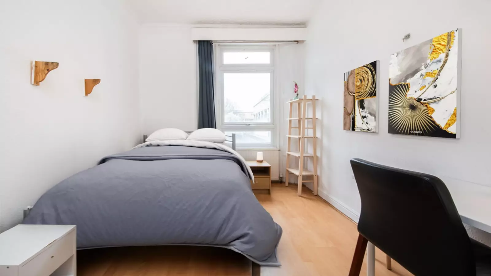 Flat St Martin's Close in Greater London