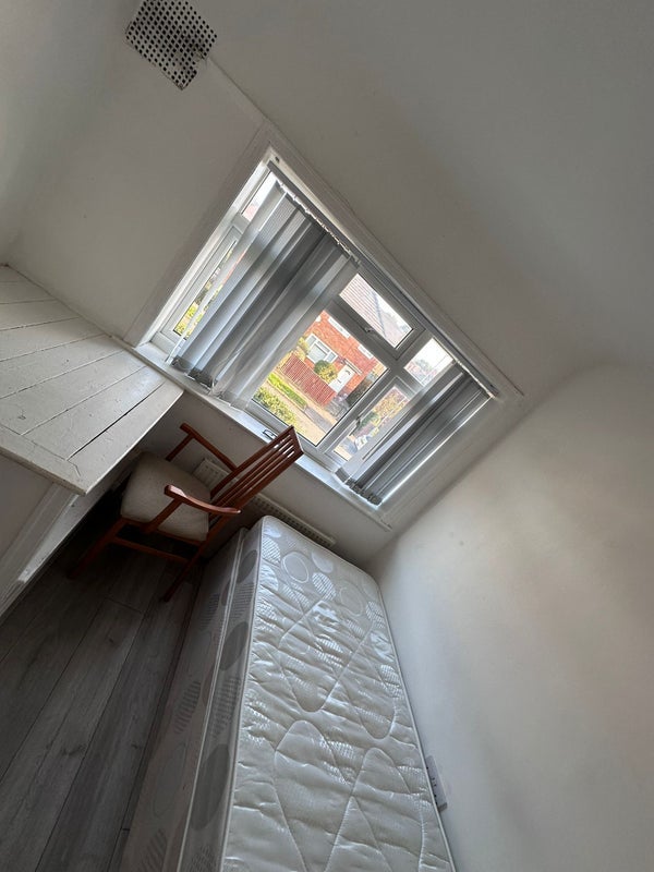 Room Amberton Crescent in Leeds
