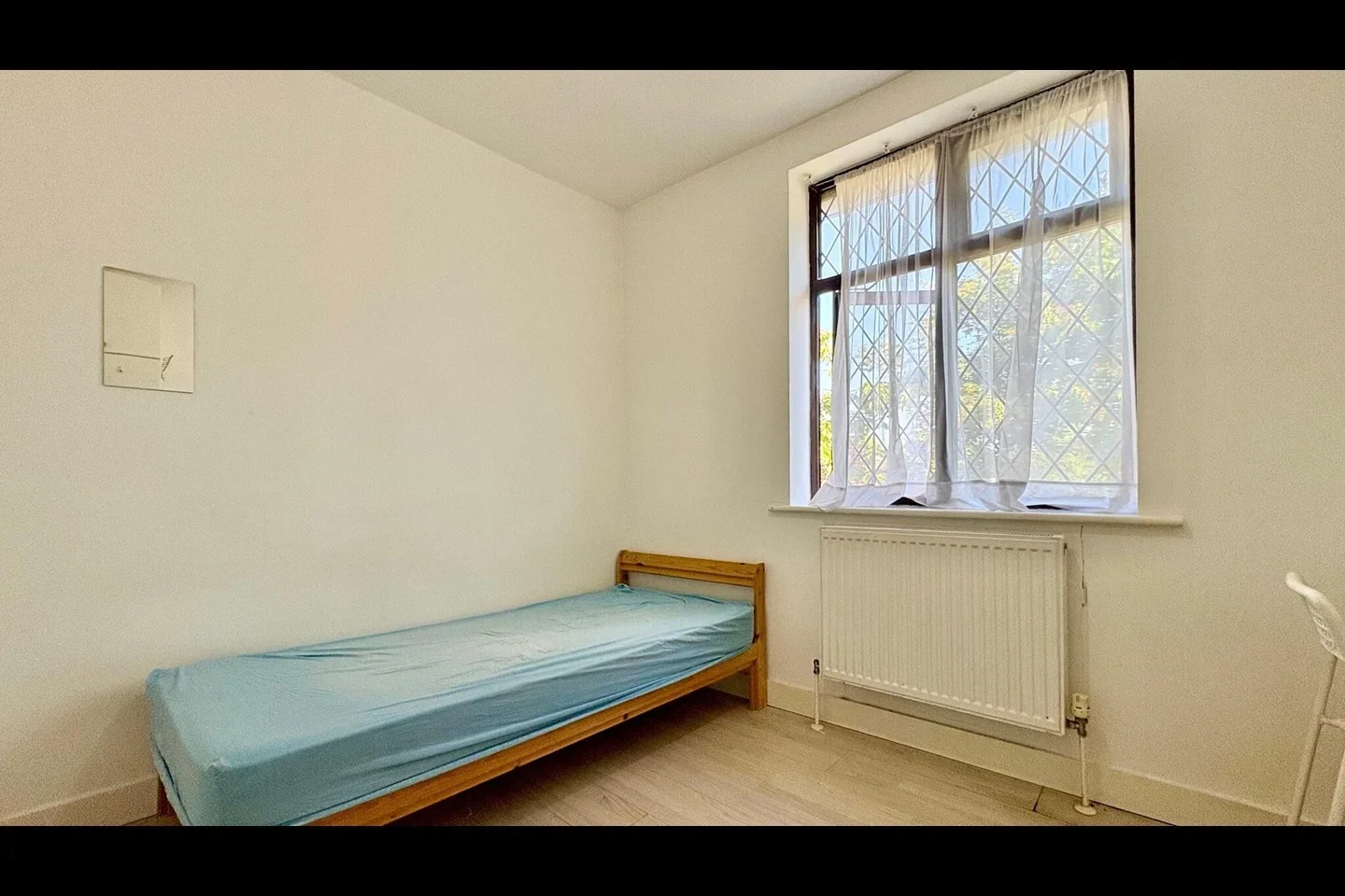 Room Garratt Road in Greater London