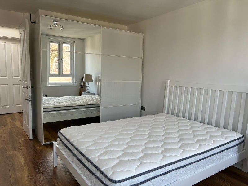 Room Mazenod Avenue in Greater London